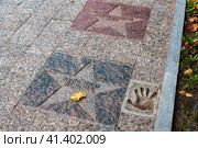 Отпечаток ладони и звезда с именем Леонида Куравлёва. На заднем плане звезда с именем Петра Тодоровского. Выборг. Ленинградская область (2023 год). Редакционное фото, фотограф Румянцева Наталия / Фотобанк Лори
