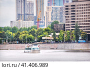 Прогулочный корабль Ривер Лаундж и высотки, Москва-река, Москва (2023 год). Редакционное фото, фотограф Baturina Yuliya / Фотобанк Лори
