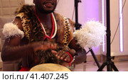 Russia, Nizhny Novgorod Kazan highway 29.08.31.2023. An African show at a wedding with drums.  Россия, Нижний Новгород, Казанское шоссе, 29.08.31.2023. Африканское шоу на свадьбе с барабанами. Отснятый материал высокого качества в формате 4k. Редакционное видео, видеограф Egor Sarantstv / Фотобанк Лори