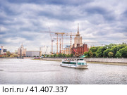 Прогулочный корабль Ривер Лаундж и отель Рэдиссон, Москва-река, Москва (2023 год). Редакционное фото, фотограф Baturina Yuliya / Фотобанк Лори