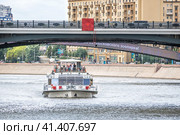 Прогулочный корабль Ривер Палас и мост, Москва-река, Москва (2023 год). Редакционное фото, фотограф Baturina Yuliya / Фотобанк Лори
