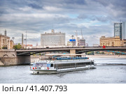 Прогулочный корабль Ривер Палас и здание Правительства и мост, Москва-река, Москва (2023 год). Редакционное фото, фотограф Baturina Yuliya / Фотобанк Лори