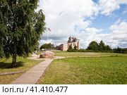 Княжий камень и церковь Благовещения Пресвятой Богородицы. Рюриково Городище. Великий Новгород (2023 год). Редакционное фото, фотограф Сергей Афанасьев / Фотобанк Лори