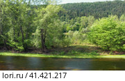 Южный Урал летом, река Уфа в районе села Красный ключ. Вид с воздуха. Southern Urals in summer, the Ufa River near the village of Krasny Klyuch. Aerial view. (2023 год). Стоковое видео, видеограф Евгений Романов / Фотобанк Лори
