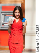 Happy brunette woman withdrawing money from credit card at ATM. Стоковое фото, фотограф Андрей Аркуша / Фотобанк Лори