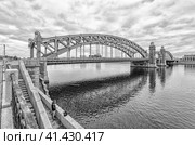 Saint Petersburg. Russia. A lonely fisherman by Bolsheokhtinsky bridge. (2016 год). Стоковое фото, фотограф Григорий Евдокимов / Фотобанк Лори