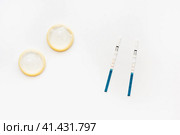 Презервативы и положительный тест на беременность. Condoms and a positive pregnancy test. Стоковое фото, фотограф Ольга Митряева / Фотобанк Лори