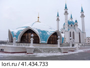 People under the Qol Sharif mosque in Kazan Kremlin. It was built in 1996-2005 in memory of the legendary 16th century mosque (2018 год). Редакционное фото, фотограф Анна Кривицкая / Фотобанк Лори
