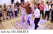 Nizhny Novgorod, Russia, Kazan Highway 29. 08.10 2023. Many dozens of people are having fun and dancing at the event with invited African artists. Wedding fun.  Нижний Новгород, Россия, Казанское шоссе, 29. 08.10 2023. Многие десятки людей веселятся и танцуют на мероприятии с приглашенными африканскими артистами. Свадебное веселье. Редакционное видео, видеограф Egor Sarantstv / Фотобанк Лори