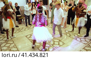 Nizhny Novgorod, Russia, Kazan Highway 29. 08.10 2023. Many dozens of people are having fun and dancing at the event with invited African artists. Wedding fun. Нижний Новгород, Россия, Казанское шоссе, 29. 08.10 2023. Многие десятки людей веселятся и танцуют на мероприятии с приглашенными африканскими артистами. Свадебное веселье. Редакционное видео, видеограф Egor Sarantstv / Фотобанк Лори
