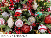 Christmas tree decorated with red and white toys. Стоковое фото, фотограф Галина Царькова / Фотобанк Лори