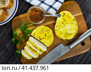Fried cottage cheese with turmeric. Traditional Lithuanian dish. Стоковое фото, фотограф Яков Филимонов / Фотобанк Лори