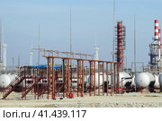 Overpass loading of oil products and fuel storage vessels. Стоковое фото, фотограф Леонид Еремейчук / Фотобанк Лори