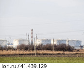 Refinery. Reservoirs for storage of refinery products. Rectification columns. Стоковое фото, фотограф Леонид Еремейчук / Фотобанк Лори
