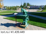 Волгоград, Краснооктябрьский район, Россия. Старое промышленное оборудование, металлорежущие станки, музейные экспонаты в парке перед металлургическим заводом. (2021 год). Редакционное фото, фотограф Андрей Цыганков / Фотобанк Лори