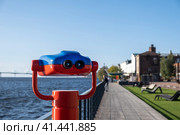 St. Petersburg, St. Petersburg, Russia. - October 06, 2023. Binoscope on the embankment of public space. Selective focus. Стоковое фото, фотограф Ольга Губская / Фотобанк Лори
