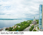 SAMARA, RUSSIA - MAY 21: Day view of the apartment complex Ladya, May 21 2016, Samara. The complex is located in the heart of the city of Samara on the Volga river. Стоковое фото, фотограф Андрей Аркуша / Фотобанк Лори