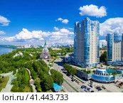 SAMARA, RUSSIA - MAY 21: Day view of the apartment complex Ladya, May 21 2016, Samara. The complex is located in the heart of the city of Samara on the Volga river. Стоковое фото, фотограф Андрей Аркуша / Фотобанк Лори