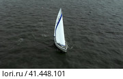 Yacht trips on the North Sea. A sailing yacht struggles with the tidal current. (2023 год). Редакционное видео, видеограф Артем Лукин / Фотобанк Лори