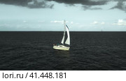 Yacht trips on the North Sea. A sailing yacht struggles with the tidal current. (2023 год). Редакционное видео, видеограф Артем Лукин / Фотобанк Лори