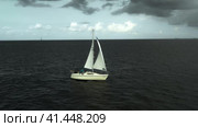 Yacht trips on the North Sea. A sailing yacht struggles with the tidal current. (2023 год). Редакционное видео, видеограф Артем Лукин / Фотобанк Лори