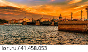 Evening landscape View of the Palace Bridge from Vasilyevsky Island in St. Petersburg (2023 год). Редакционное фото, фотограф Владимир Ушаров / Фотобанк Лори