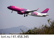 Airplane belonging to Wizz Air Company taking off against clear sky (2023 год). Редакционное фото, фотограф Яков Филимонов / Фотобанк Лори