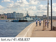 Малый ракетный корабль "Углич" проекта 21631 «Буян-М» Каспийской флотилии с ракетами "Калибр" и «Советск» — малый ракетный корабль проекта 22800 (шифр «Каракурт») на Неве, у Смольной набережной. Военно-морской парад ко Дню ВМФ. Санкт-Петербург (2023 год). Редакционное фото, фотограф Сергей Афанасьев / Фотобанк Лори