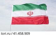 Big flag of Iran fastened on stick against background of blue sky under daylight. Стоковое видео, видеограф Яков Филимонов / Фотобанк Лори