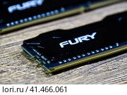 RAM Kingston Fury on a wooden table. RAM with a radiator. Overclocker RAM. (2018 год). Редакционное фото, фотограф Леонид Еремейчук / Фотобанк Лори