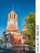 Church of the Holy Trinity in Vishnyaki. Pyatnitskaya Street, sunny autumn in Moscow. (2023 год). Стоковое фото, фотограф Саблин Станислав / Фотобанк Лори