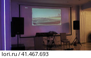 Nizhny Novgorod, Russia, Kazanskoye shosse 29, 08.31.2023. Share video from the projector on the screen. Sly show on a portable screen with a projector. Нижний Новгород, Россия, Казанское шоссе, 29, 31.08.2023. Делитесь видео с проектора на экране. Хитрое шоу на переносном экране с проектором. Редакционное видео, видеограф Egor Sarantstv / Фотобанк Лори