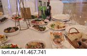 Нижний Новгород, Россия, Казанское шоссе, 29, 31.08.2023. Вкусная еда и напитки на праздничном столе в ресторане. Высококачественный видеоматериал в формате 4k  Delicious food and drinks on the festive table in the restaurant. Редакционное видео, видеограф Egor Sarantstv / Фотобанк Лори