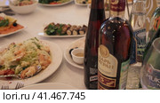 Нижний Новгород, Россия, Казанское шоссе, 29, 31.08.2023. Вкусная еда и напитки на праздничном столе в ресторане. Высококачественный видеоматериал в формате 4k  Delicious food and drinks on the festive table in the restaurant. Редакционное видео, видеограф Egor Sarantstv / Фотобанк Лори