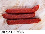 Tyrolean sausages and peppercorns on wooden table. Стоковое фото, фотограф Яков Филимонов / Фотобанк Лори