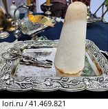Сахарная голова и щипцы для колки сахара на старинном серебряном подносе. Стоковое фото, фотограф Татьяна Бакуменко / Фотобанк Лори