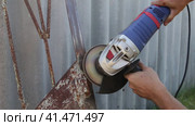Cleaning the metal fence from rust and paint with an angle grinder with a petal disc. Video with an approximation. Стоковое видео, видеограф Неведицына Елена / Фотобанк Лори