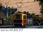 Старый советский трамвай РВЗ-6М2 сзади (2023 год). Редакционное фото, фотограф Илья Старков / Фотобанк Лори