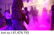 Нижний Новгород, Россия, Казанское шоссе, 29, 31.08.2023. Красивая девушка танцует на вечеринке и снимает себя на телефон. Отснятый материал высокого качества в формате 4k. Beautiful girl dancing at a party and filming herself on her phone. Редакционное видео, видеограф Egor Sarantstv / Фотобанк Лори
