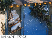 Beautiful holiday decorations. Rusty figure skating skates. Beautiful Christmas background. The concept of decorations and decor for the new year. New Year's card 2024. (2023 год). Стоковое фото, фотограф Photojuli / Фотобанк Лори