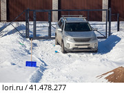 Машина припаркована на очищенном от снега парковочном месте. Стоковое фото, фотограф Кекяляйнен Андрей / Фотобанк Лори