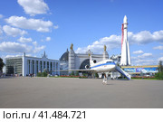 Moscow - September 5, 2023. Yakovlev YAK-42 airplane and Vostok space rocket at the Former Space Exploration Pavillion in VDNKh. Sunny summer view. Редакционное фото, фотограф Александр Кузнецов / Фотобанк Лори
