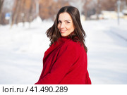 Young beautiful brunette woman in red coat posing on winter park. Стоковое фото, фотограф Андрей Аркуша / Фотобанк Лори