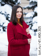 Young beautiful brunette woman in red coat posing on winter park. Стоковое фото, фотограф Андрей Аркуша / Фотобанк Лори