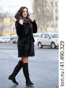 Young beautiful brunette woman in fur coat posing on winter park. Стоковое фото, фотограф Андрей Аркуша / Фотобанк Лори