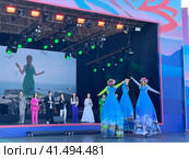Выступление артистов из Сахалина на выставке "Улица Дальнего Востока" на набережной ДВФУ. Россия, Владивосток. Редакционное фото, фотограф Овчинникова Ирина / Фотобанк Лори