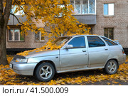 Старый российский автомобиль ВАЗ-2112 (Лада-112) октябрьским днем (2023 год). Редакционное фото, фотограф Виктор Карасев / Фотобанк Лори
