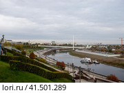 Тюмень. Набережная реки Тура. Вид на мост Влюбленных и Воскресенскую церковь (2023 год). Редакционное фото, фотограф Литвяк Игорь / Фотобанк Лори