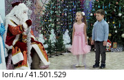 Нижний Новгород, Россия, ул. Тропинина, 5, 25.12.2022 Дети на новогоднем утреннике в детском саду читают стихи Деду Морозу, Санта-Клаусу. Nizhny Novgorod, Russia, 5 Tropinina st., 12.25.2022 Children at the New Year's matinee in kindergarten read poems to Santa Claus, Santa Claus (2023 год). Редакционное видео, видеограф Egor Sarantstv / Фотобанк Лори