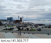 [Страница на сайте] 	Городская набережная на улице Батарейная. Парковка для автомобилей на берегу моря. Летний город в пасмурную погоду. Владивосток, Россия, 15 августа 2023. Редакционное фото, фотограф Ирина / Фотобанк Лори